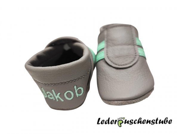 Lederpuschen als Turnschuh in steingrau Streifen mint und rechts Namen Ferse mint